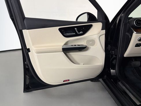 Used 2024 Mercedes-Benz GLC 300 4MATIC image 21