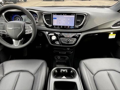 New 2026 Chrysler Pacifica Select image 5