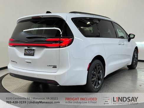 New 2026 Chrysler Pacifica Limited w/ S Appearance Package image 3