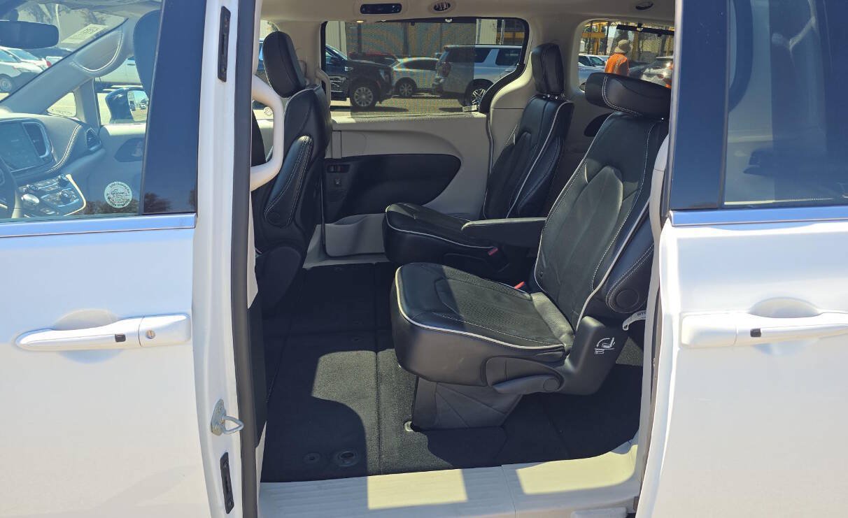 Used 2024 Chrysler Pacifica Limited FWD image 11
