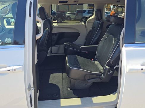 Used 2024 Chrysler Pacifica Limited FWD image 11