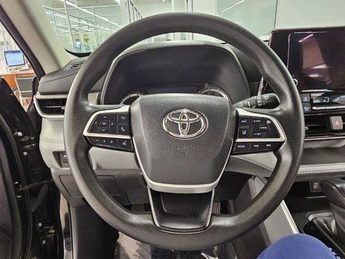 Used 2023 Toyota Highlander L FWD image 12