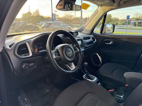 Used 2018 Jeep Renegade Latitude w/ Cold Weather Group AWD/4WD image 9