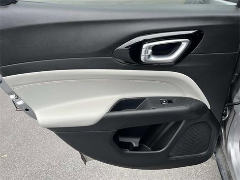 Used 2023 Jeep Compass Limited image 16