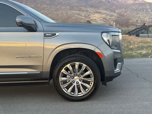 Used 2021 GMC Yukon XL Denali w/ Denali Premium Package AWD/4WD image 3
