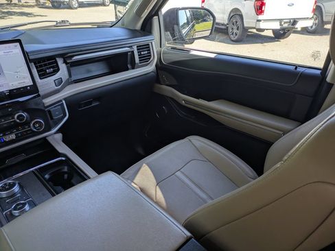 Used 2024 Ford Expedition Max Limited AWD/4WD image 16