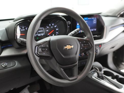 Used 2024 Chevrolet Trax LS w/ LS Convenience Package FWD image 17