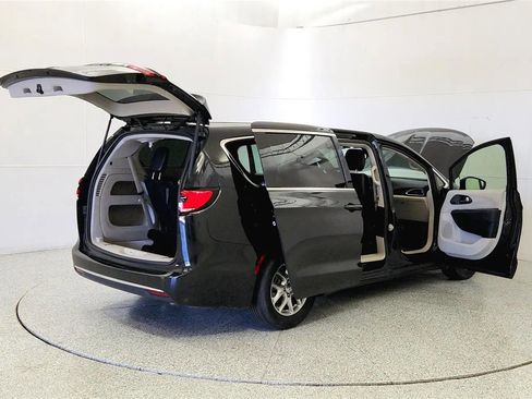 Used 2023 Chrysler Pacifica Touring-L FWD image 12