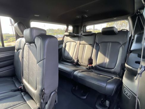 Used 2025 Jeep Wagoneer L Series II w/ 8-pass Seating Package image 13