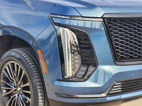 Used 2025 Cadillac Escalade ESV Sport Platinum image 6