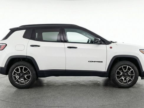 Used 2025 Jeep Compass Trailhawk image 9