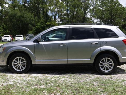 Used 2017 Dodge Journey SXT w/ Comfort/Convenience Group FWD image 3