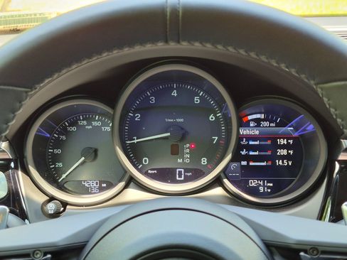 Certified 2026 Porsche Macan AWD/4WD image 11