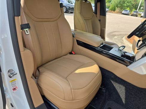 New 2025 Land Rover Range Rover SE image 10