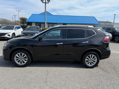 Used 2020 Nissan Rogue SV image 2