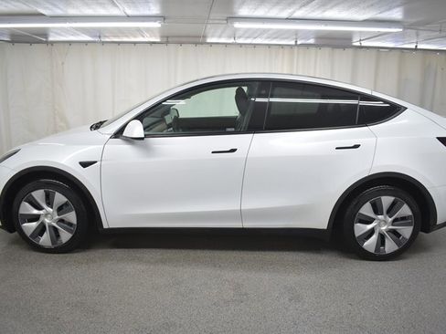 Used 2022 Tesla Model Y Long Range image 4