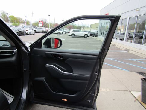 Used 2024 Toyota Highlander LE image 9
