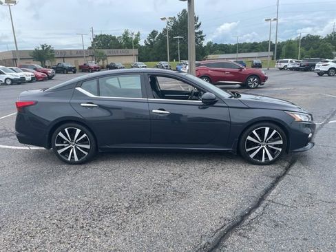 Used 2019 Nissan Altima 2.5 Platinum FWD image 2