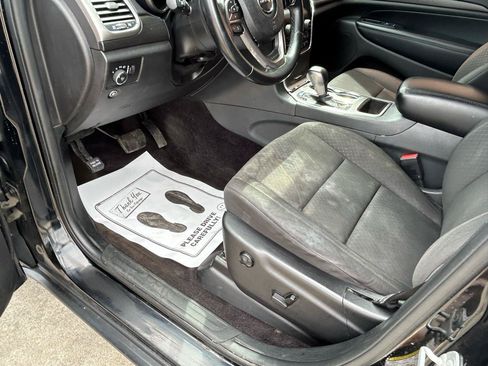 Used 2018 Jeep Grand Cherokee Laredo AWD/4WD image 10