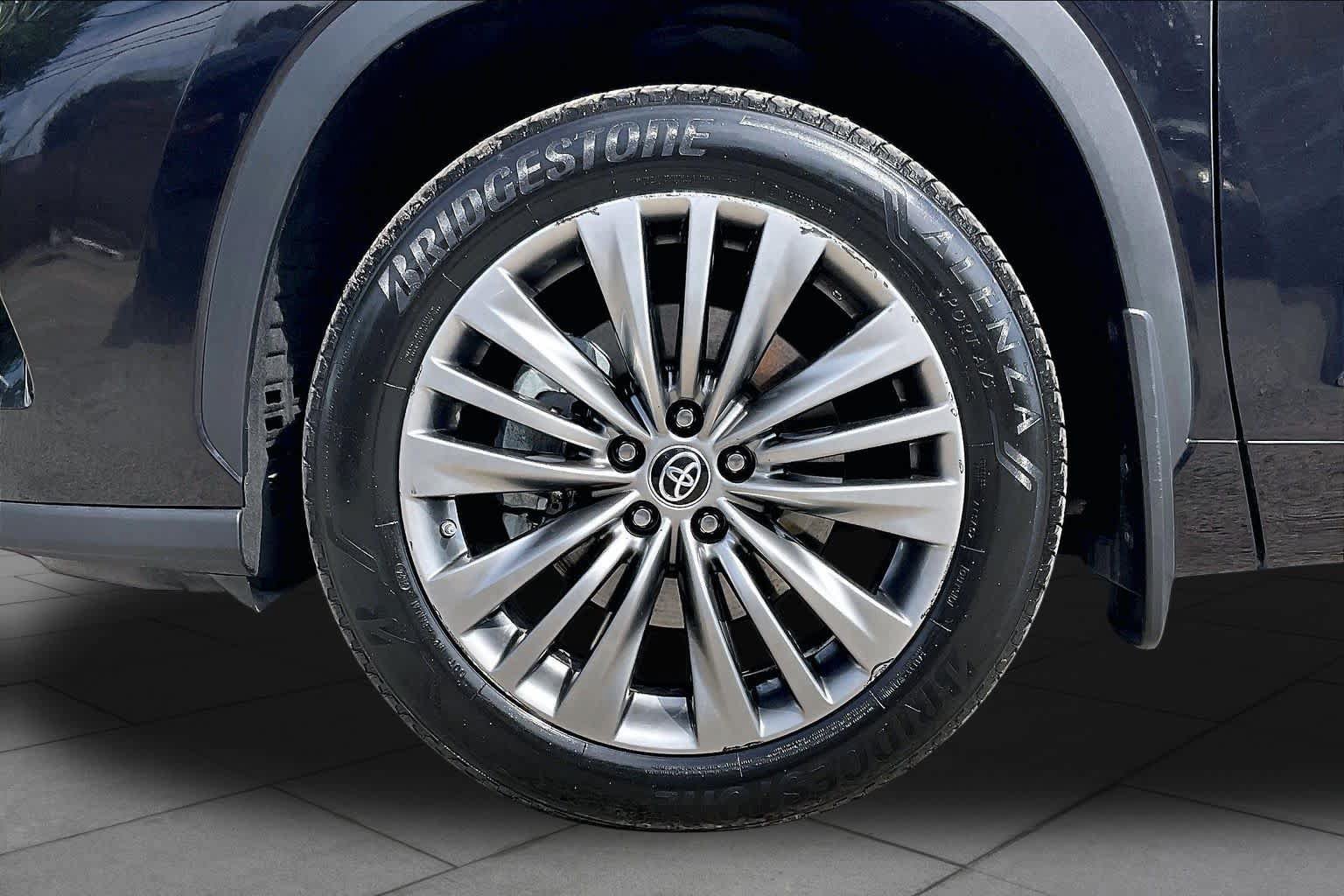 Used 2021 Toyota Highlander Platinum AWD/4WD image 11