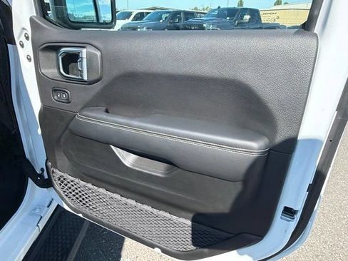 Used 2022 Jeep Wrangler Unlimited Sahara w/ LED Lighting Group AWD/4WD image 8