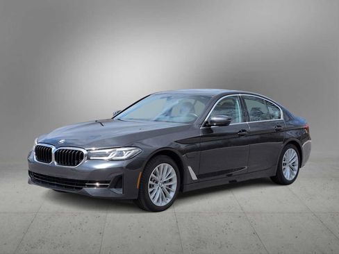 Used 2021 BMW 530e xDrive w/ Premium Package AWD/4WD image 4