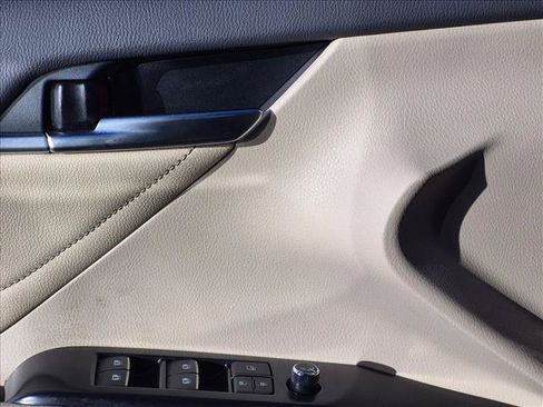 Used 2018 Toyota Camry XLE FWD image 2