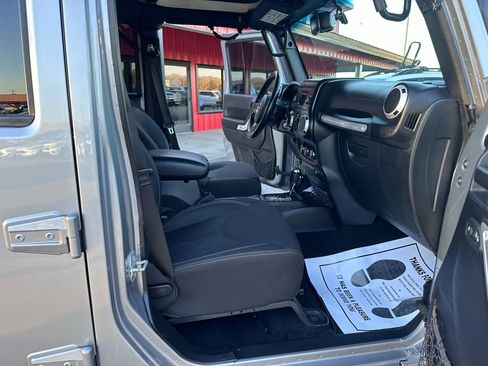 Used 2016 Jeep Wrangler Unlimited Sahara w/ Connectivity Group image 13