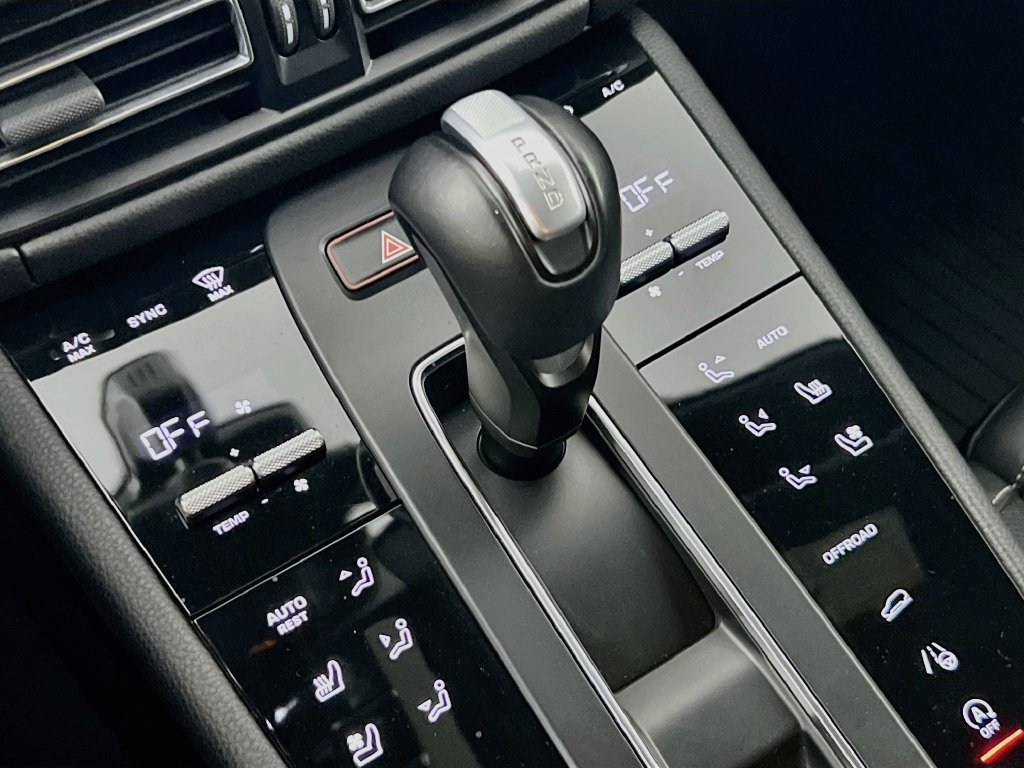 Certified 2024 Porsche Macan Turbo AWD/4WD image 18