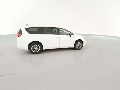 New 2026 Chrysler Pacifica Select image 13