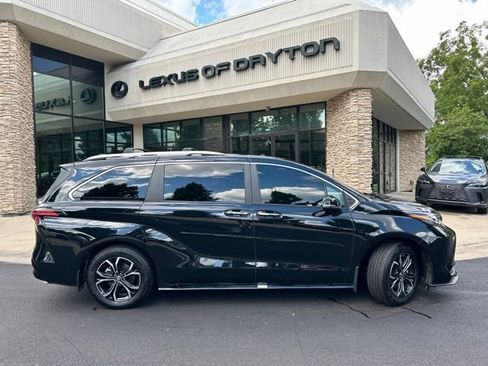 Used 2025 Toyota Sienna Platinum AWD/4WD image 8