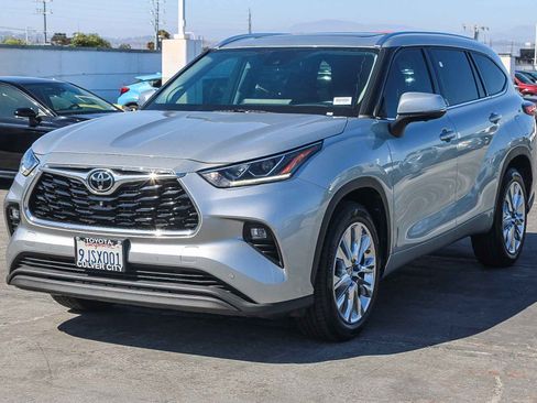 Used 2023 Toyota Highlander Limited FWD image 3