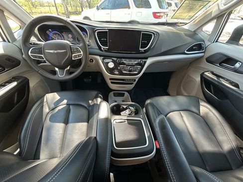 Certified 2023 Chrysler Pacifica Touring-L FWD image 10