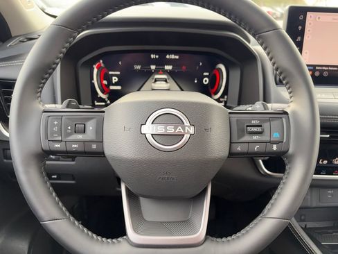 Used 2025 Nissan Rogue Platinum w/ Platinum Premium Package image 11