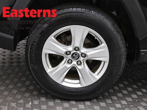 Used 2020 Toyota RAV4 LE AWD/4WD image 29