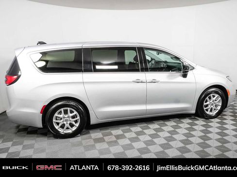 Used 2024 Chrysler Pacifica Touring-L FWD image 2