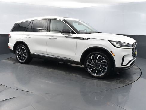 New 2026 Lincoln Aviator Reserve w/ Luxury Package image 3