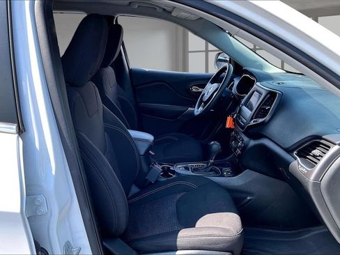 Used 2019 Jeep Cherokee Latitude w/ Popular Appearance Group FWD image 7