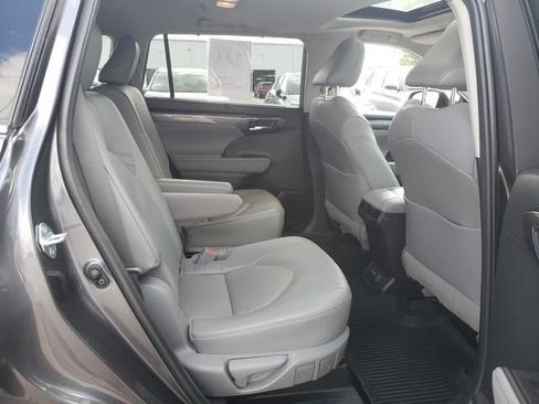 Used 2022 Toyota Highlander Limited AWD/4WD image 18