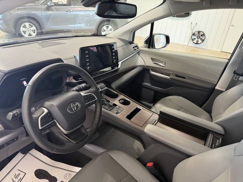 Used 2024 Toyota Sienna XLE AWD/4WD image 8