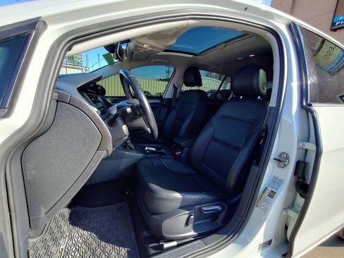 Used 2016 Volkswagen Golf SE image 16