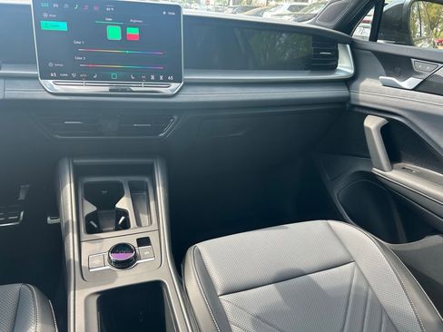 New 2026 Volkswagen Tiguan SE R-Line FWD image 11