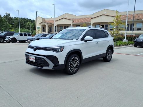 New 2026 Volkswagen Taos SE FWD image 2