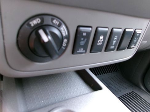 Used 2021 Nissan Frontier SV AWD/4WD image 3