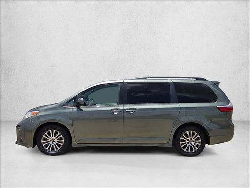 Used 2019 Toyota Sienna XLE w/ XLE Navigation Package FWD image 4