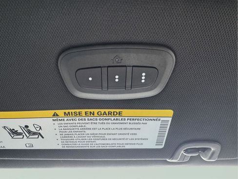 Used 2025 Chrysler Pacifica Select image 32