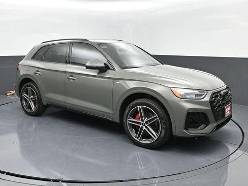 Used 2024 Audi Q5 e Premium Plus w/ Premium Plus Package image 2