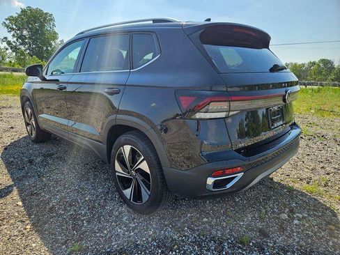 Used 2025 Volkswagen Taos SE AWD/4WD image 5
