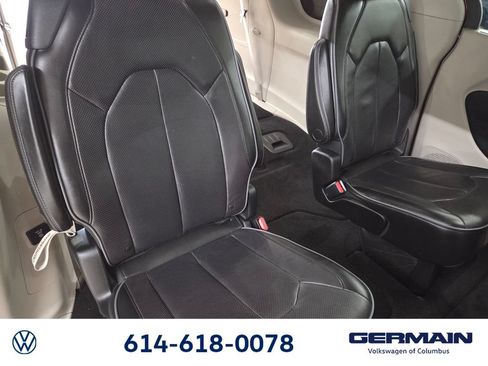 Used 2018 Chrysler Pacifica Limited w/ Tire & Wheel Group FWD image 22