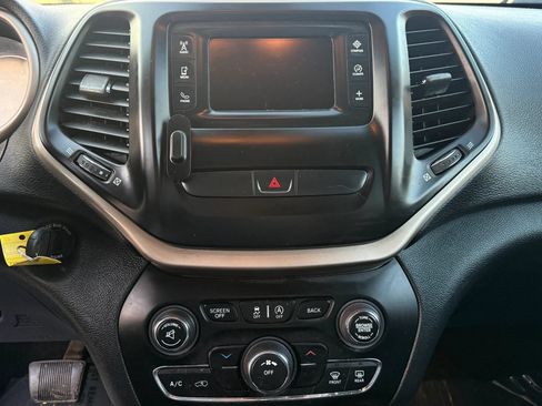 Used 2016 Jeep Cherokee Latitude AWD/4WD image 25